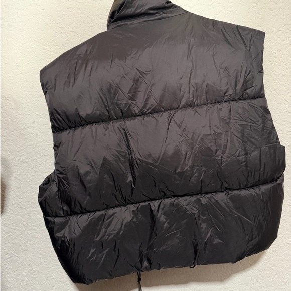 Black Cropped Puffer Vest - Picture 2 of 3